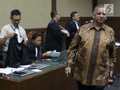 Mantan Dirut PLN, Sofyan Basir saat jeda menjadi saksi pada sidang lanjutan dugaan suap/gratifikasi terkait kerja sama jasa pelayaran dengan terdakwa Bowo Sidik Pangarso di Pengadilan Tipikor, Jakarta, Rabu (25/9/2019). Sidang beragendakan keterangan saksi. (Liputan6.com/Helmi Fithriansyah)