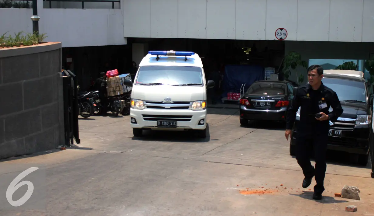 Mobil jenazah yang membawa almarhum pengacara senior Adnan Buyung Nasution menuju kediamannya di kawasan Lebak Bulus, Jakarta, Rabu (23/9/2015). Jenazah di makamkan besok usai solat ied di tpu tanah kusir. (Liputan6.com/Helmi Afandi)