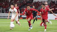 Pemain Timnas Indonesia, Saddil Ramdani (tengah) berusaha mengejar bola dibayangi pemain Vietnam, Hoang Duc Nguyen dalam laga leg pertama babak semifinal Piala AFF 2022 di Stadion Utama Gelora Bung Karno (SUGBK), Jumat (6/1/2023) sore WIB. (Bola.com/Abdul Aziz)