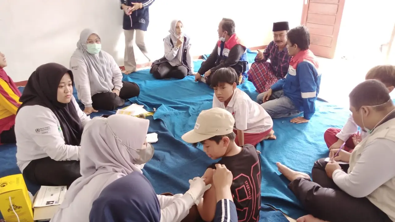 Tim Dokter dan Governance Public Relation PGE Area Karaha tengah melakukan vaksinasi imunisasi difteri warga Desa Sukahurip, Garut, Jawa Barat. (Liputan6.com/Jayadi Supriadin)