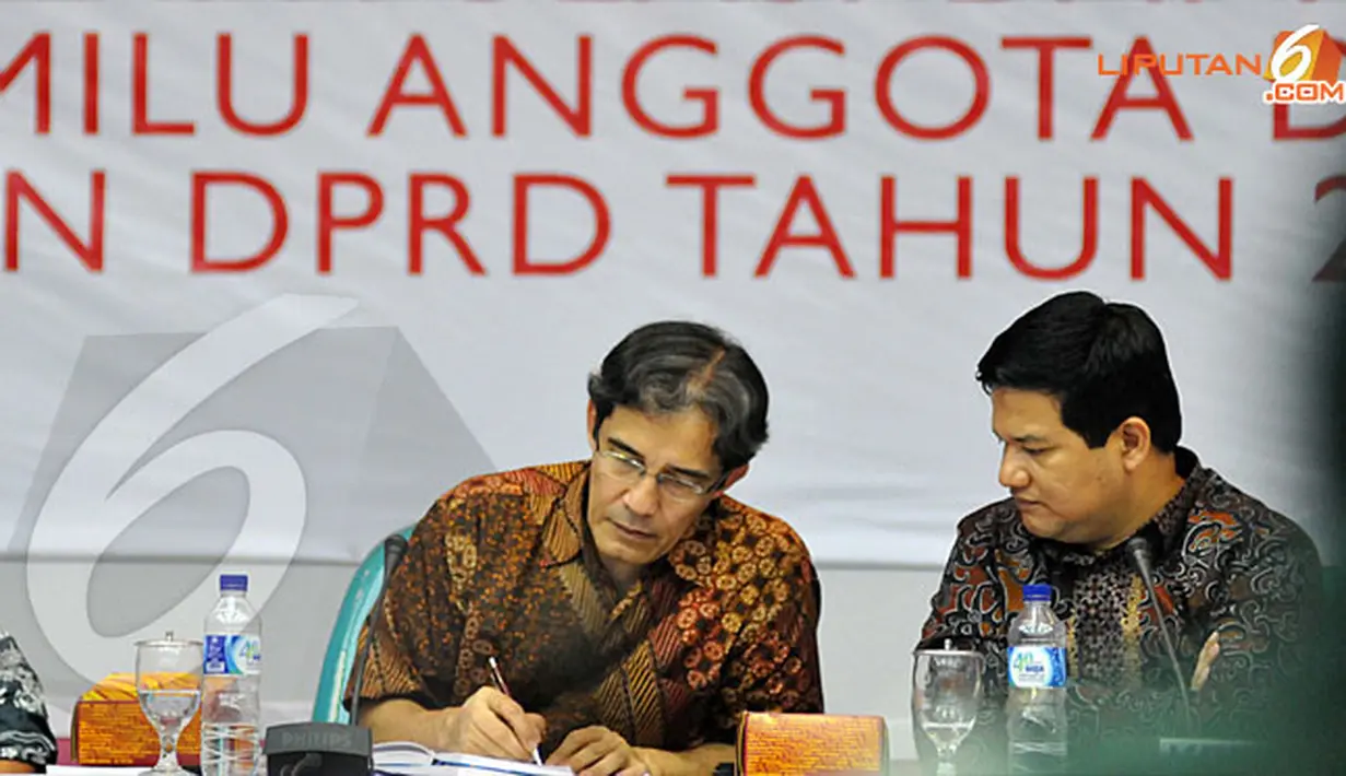 Ketua KPU. Husni Kamil Manik dan komisioner KPU tampak berdiskusi saat rapat pleno penetapan DPT pada pemilu 2014  (Liputan6.com/Danu Baharuddin)