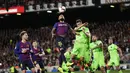 Gelandang Barcelona, Arturo Vidal, menyundul bola saat melawan Levante pada laga La Liga 2019 di Stadion Camp Nou, Sabtu (27/4). Barcelona menang 1-0 atas Levante. (AP/Manu Fernandez)