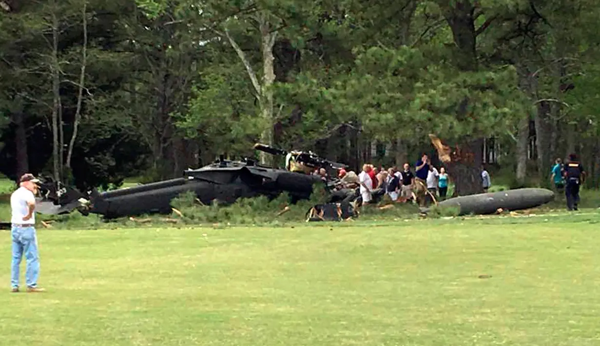 Sebuah helikopter Blackhawk milik Angkatan Darat AS jatuh di satu lapangan golf dekat Leonardtown di Maryland Selatan, Senin (17/4). Insiden tersebut menyebabkan seorang awak pesawat tewas dan dua orang luka. (Rebecca Updegrave Cline via AP)