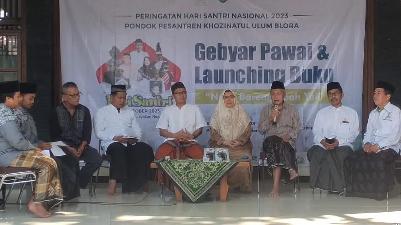 Peluncuran Buku 'Ngaji Bareng Abah Yai Muharror Ali' di Ponpes Khozinatul Ulum, Blora pada momen hari Santri, Minggu, 22 Oktober 2023. (Foto: Liputan6.com/Ahmad Adirin)