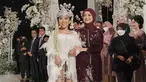 Komika Neneng yang merupakan sahabat dari Kiky Saputri tampak selalu menemani dalam serangkaian pernikahan. Dalam acara pernikahan, perempuan kelahiran Garut, 6 Maret 1998 itu tampil menawan jadi bridesmaid dengan balutan kebaya merah maroon. tidak sedikit warganet yang memuji penampilannya begitu adem bak ubin masjid. (Liputan6.com/IG/@nenengrismawulandari)