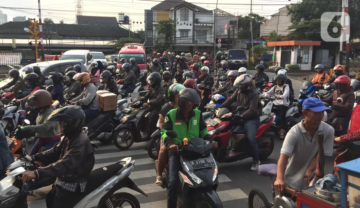 Kendaraan melintasi jalur putar balik yang juga merupakan perlintasan sebidang di kawasan Tanjung Barat, Jakarta, Kamis (19/12/2019). Mulai Sabtu (21/12) mendatang, jalur putar balik itu akan ditutup, terkait proyek pembangunan flyover di kawasan tersebut. (Liputan6.com/Immanuel Antonius)