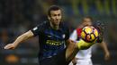 Aksi pemain Inter Milan, Ivan Perisic, saat melawan Crotone dalam laga pekan ke-12 Serie A 2016-2017, di Stadion Giuseppe Meazza, Minggu (6/11/2016). (AFP/Marco Bertorello)
