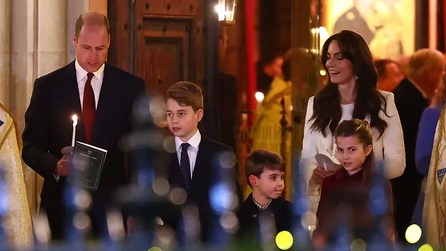 Pangeran William dari Inggris, bersama Pangeran George (2 kiri), Kate Middleton (kanan), Pangeran Louis (tengah) dan Putri Charlotte menghadiri acara Carol Service di Westminster Abbey di London pada 8 Desember 2023. (Dok: AFP)