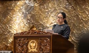 Ketua DPR RI Puan Maharani saat menyampaikan pidato penutupan dalam Rapat Paripurna di Kompleks Parlemen, Senayan, Jakarta, pada Senin (8/12/2025) sore. (Liputan6.com/Nayla)