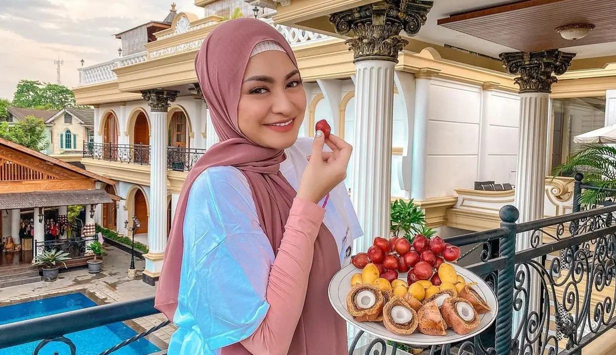 "Jadi dari hasi usg dan aku pun positif, alhamdulillah dan kemaren tiba-tiba pendarahan banyak banget dan akhirnya nggak jadi. Tapi gapapa aku tetap semangat kok!" ungkap Nathalie. (Instagram/nathalieholscher)