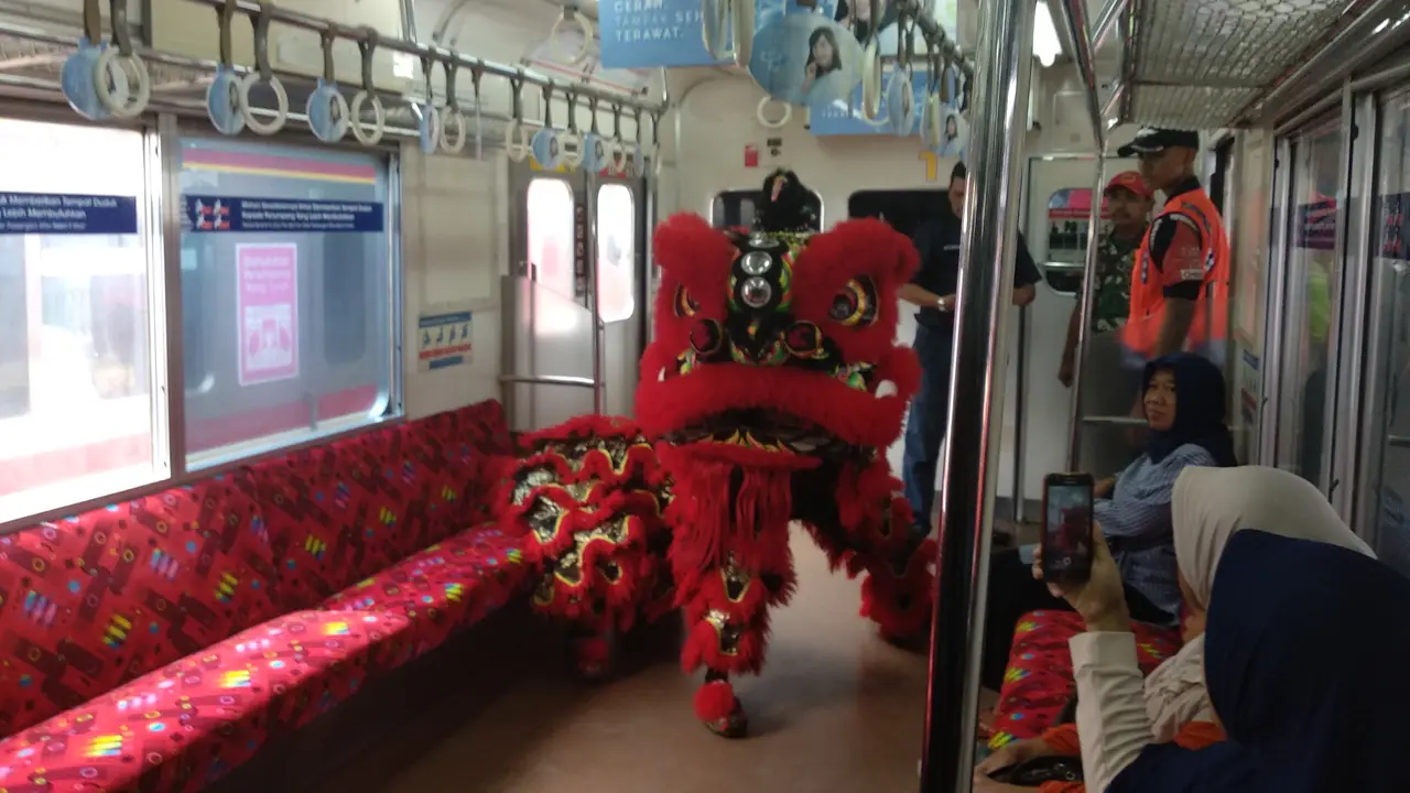 PT Kereta Commuter Indonesia (KCI) menyajikan pertunjukkan barongsai di hall Stasiun Kota Tua  dan di dalam rangkaian kereta komuter (KRL). (Liputan6.com/Delvira Hutabarat)