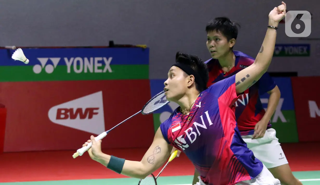 Pebulutangkis ganda putri Indonesia Apriyani Rahayu/Siti Fadia Silva Ramadhanti saat berlaga di babak Perempat Final Indonesia Masters 2023 melawan Jongkolphan Kititharakul/Rawinda Prajongjai (Thailand) di istora Senayan, Jakarta, Jumat (27/1/2023). Kekalahan dari Jongkolphan Kititharakul/Rawinda Prajongjai (Thailand) memupus asa Apriyani/Fadia untuk melaju ke babak semifinal Indonesia Masters 2023. (Liputan6.com/Helmi Fithriansyah)