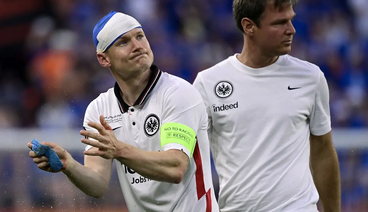 Meski terkena cedera yang cukup parah, Sebastian Rode tetap melanjutkan untuk bermain selama 90 menit dengan mengenakan perban di bagian kepala. Pemain asal Jerman tersebut tercatat telah memberikan empat bola panjang dan empat umpan kunci saat dia memimpin dari depan. (AFP/Javier Soriano)