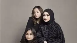 Ketiganya tampil anggun dengan memakai outfit serba hitam untuk menambah kesan misterius dalam konsepnya. Meski jarang tersorot, Nathalie mengaku jika adik-adiknya ini terasa seperti teman. (Liputan6.com/IG/@tasyaholscher)