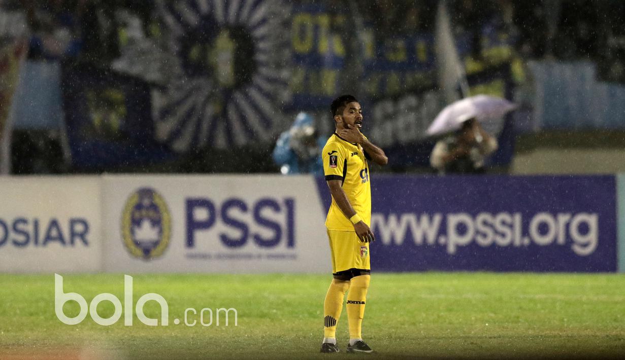 Zulham Zamrun ditarik keluar oleh pelatih Jafri Sastra pertengahan babak kedua, meskipun demikian tim naga mekes tetap kalah dari Persib pada babak 8 besar Piala Presiden 2017 di Stadion Manahan, Solo, Sabtu (25/2/2017).  (Bola.com/Nicklas Hanoatubun)