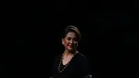  Widyawati, aktris senior Indonesia menunjukkan kepiawaiannya berlenggak-lenggok di atas runway Alleira Batik Show malam ini.