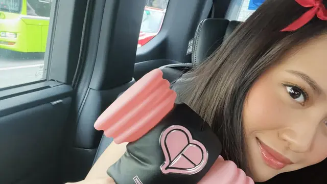 Blink Sejati! Hangggini Tampil  Bergaya Coquette Saat Nonton Konser BLACKPINK di Singapura