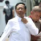 Mantan Ketua Mahkamah Konstitusi Mahfud MD tiba di kompleks Istana, Jakarta, Senin (21/10/2109). Kedatangan Mahfud MD berlangsung jelang pengumuman menteri Kabinet Kerja Jilid II oleh Presiden Joko Widodo atau Jokowi. (Liputan6.com/Angga Yuniar)