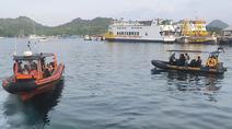 Foto yang dirilis pada 27 Desember 2025 oleh Badan Nasional Pencarian dan Penyelamatan Indonesia (BASARNAS) Labuan Bajo ini menunjukkan anggota tim pencarian dan penyelamatan bersiap mencari wisatawan asing yang hilang di perairan Pulau Padar, Labuan Bajo, Nusa Tenggara Timur, setelah sebuah kapal wisata mengalami kerusakan mesin dan tenggelam. Sebuah kapal wisata dilaporkan tenggelam di perairan Selat Padar, Taman Nasional Komodo, Labuan Bajo, Nusa Tenggara Timur, pada Jumat malam (26/12/2025) sekitar pukul 21.00 WITA. (Handout/BASARNAS/AFP)