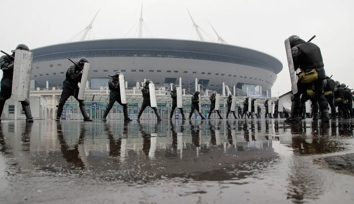 Polisi anti huru-hara berlatih di depan stadion sepak bola yang baru dibangun di Saint Petersburg di Rusia, Selasa (17/4). Polisi tersebut berlatih jelang pertandingan Piala Dunia 2018 yang akan dimulai pada 14 Juni 2018. (AP Photo/Dmitri Lovetsky)