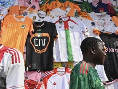 Sejumlah dagangan jersey memenuhi salah satu pasar di Abidjan, pusat kota Pantai Gading menjelang Piala Afrika 2023 pada Sabtu (06/01/2024) waktu setempat. (AFP/Issouf Sanogo)