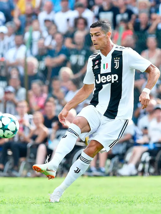 Aksi penyerang Juventus, Cristiano Ronaldo selama pertandingan persahabatan antara Juventus A dan tim B, di Villar Perosa, Italia utara, (12/8). Pada pertandingan ini Ronaldo mencetak satu gol. (Alessandro Di Marco/ANSA via AP)