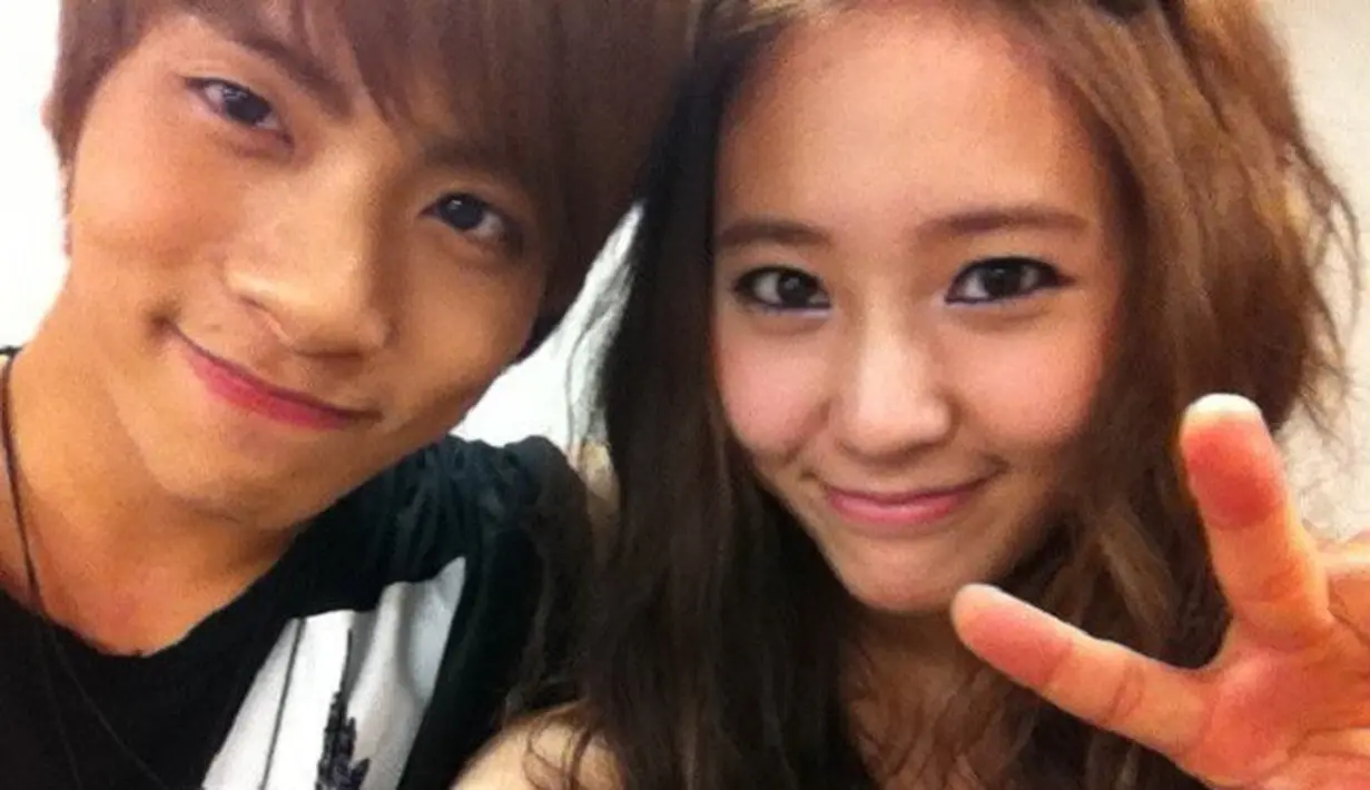 Jonghyun SHINee dan Krystal juga kerap bertukar pesan. "Kami selalu bertukar pesar seperti adik kakak," tutur Krystal. (Foto: onehallyu.com)