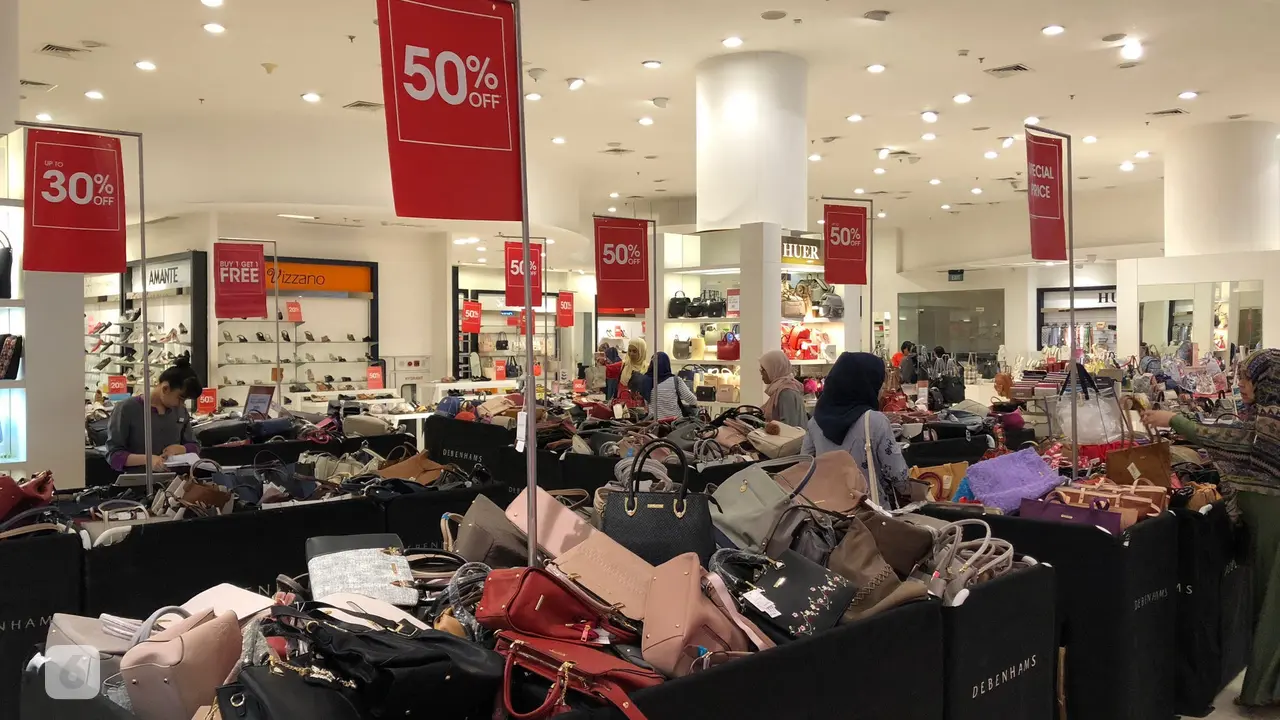Kondisi gerai ritel Debenhams di Senayan City sebelum tutup. Gerai ritel ini mengumbar diskon besar-besaran bagi berbagai produknya (Vina A. Muliana/Liputan6.com)