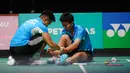 Reaksi Apriyani Rahayu (kiri) membantu Siti Fadia Silva Ramadhanti saat memutuskan mundur melawan China Chen Qing Chen dan Jia Yi Fan pada pertandingan semifinal ganda putri turnamen bulu tangkis Malaysia Open 2023 di Bukit Jalil Axiata Arena, Kuala Lumpur, Malaysia, Sabtu (14/1/2023). Apriyani Rahayu/Siti Fadia Silva Ramadhanti gagal mengamankan tiket final Malaysia Open 2023 setelah sepakat untuk mengakhiri laga lebih dulu karena Fadia mengalami cedera. (AP Photo/Kien Huo)