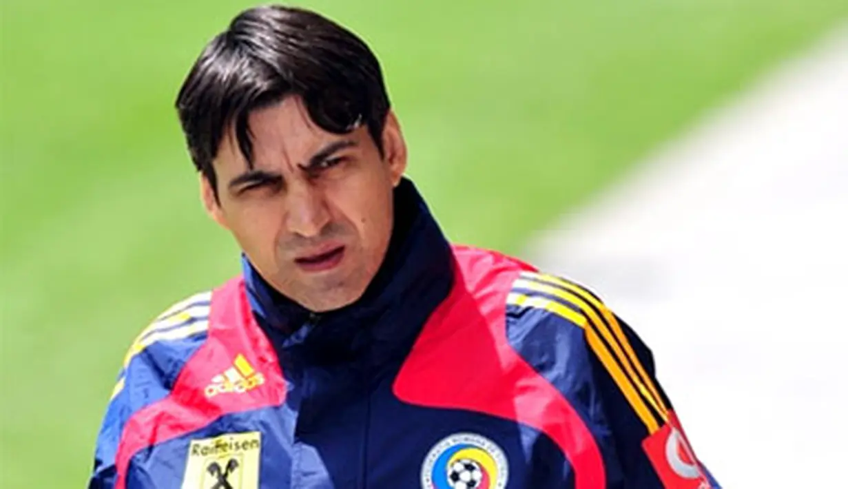 Coach of the Romanian national football team Victor Piturca attends a training session at AFG Arena stadium on June 14, 2008 in St.Gallen.  AFP PHOTO / DANIEL MIHAILESCU