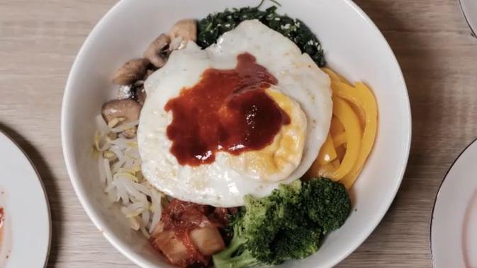 Healthy Bibimbap ala Arumi Bachsin. (dok. Instagram @arumibachsin_94/https://www.instagram.com/p/CE_0y1Tgtj8/