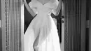 Bridal robe seindah gaun pengantin ini begitu ikonis dengan bodysuit renda dan jubah pleats bervolume yang super cantik. [@hiantjen]