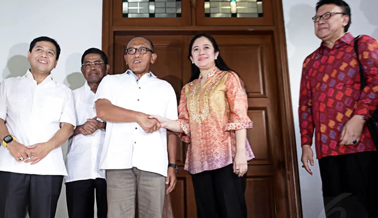 Aburizal Bakrie dan Puan Maharani berjabat tangan usai memberikan keterangan terkait pertemuan di kediaman Megawati. (15/5/2014).(Liputan6.com/Johan Tallo)