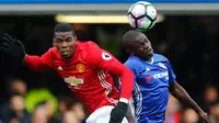 Gelandang MU, Paul Pogba (kiri) berebut bola dengan gelandang Chelsea, N'Golo Kante pada Liga Inggris di Stadion Stamford Bridge, London, Inggris (23/10). Chelsea menang atas MU dengan skor akhir 4-0. (Reuters/Eddie Keogh)