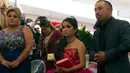 Rubi Ibarra bersama orangtuanya selama perayaan ulang tahun ke-15 di Villa Guadalupe, San Luis Potosi, Meksiko, 26 Desember 2016. Acara ini mungkin menjadi salah satu pesta ulang tahun dengan jumlah tamu terbanyak di Meksiko. (MAURICIO PALOS/AFP)