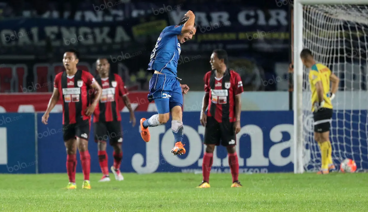 Kim Kurniawan mencetak gol pertama bagi Persib Bandung saat melawan Persipura pada laga Torabika SC 2016 di Stadion Si Jalak Harupat, Bandung, (12/11/2016). (Bola.com/Nicklas Hanoatubun)