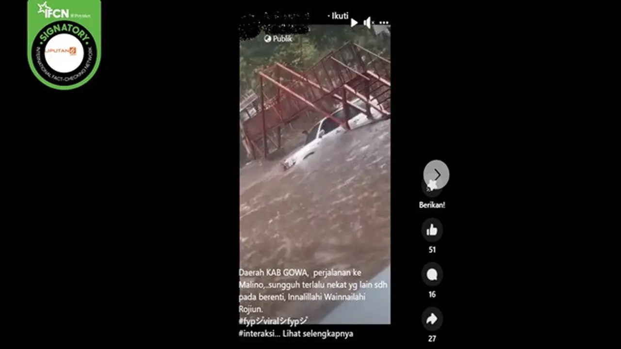 Gambar tangkapan layar video yang diklaim mobil hanyut akibat banjir di Kabupaten Gowa, Sulawesi Selatan. (sumber: Facebook)