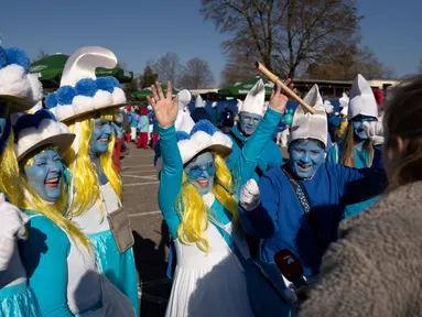 Orang-orang berpakaian dan berdandan serba biru seperti Smurf dalam upaya pemecahan rekor dunia di Lauchringen, Jerman, 16 Februari 2019. Pertemuan tersebut untuk memecahkan rekor orang dengan kostum Smurf terbanyak di dunia. (CONSTANT FORME-BECHERAT/AFP)