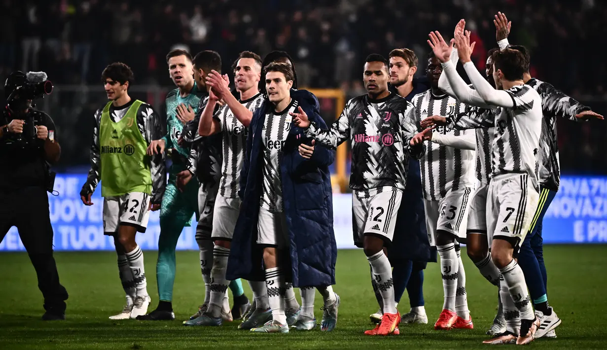 Para pemain Juventus bertepuk tangan kepada suporter usai bertanding melawan Cremonese pada pertandingan lanjutan Liga Serie A Italia di Zini Stadium, Cremona, Italia, Kamis (4/1/2023). Juventus menang tipis atas Cremonese dengan skor 1-0. (AFP/Marco Bertorello)
