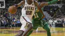 Pemain Milwaukee Bucks, Khris Middleton mencoba melewati adangan pemain Boston Celtics, Kyrie Irving pada laga NBA di basketball game di Milwaukee, (26/10/2017). Boston menang 96-89. (AP/Tom Lynn)