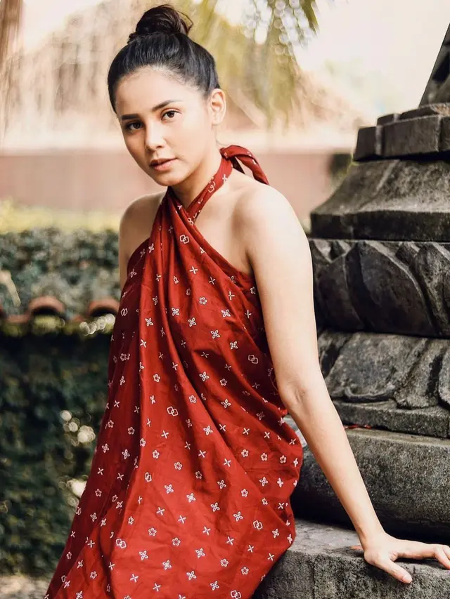 FOTO: Pesona Yunita Siregar Pakai Kain Nusantara, Mencuri Perhatian