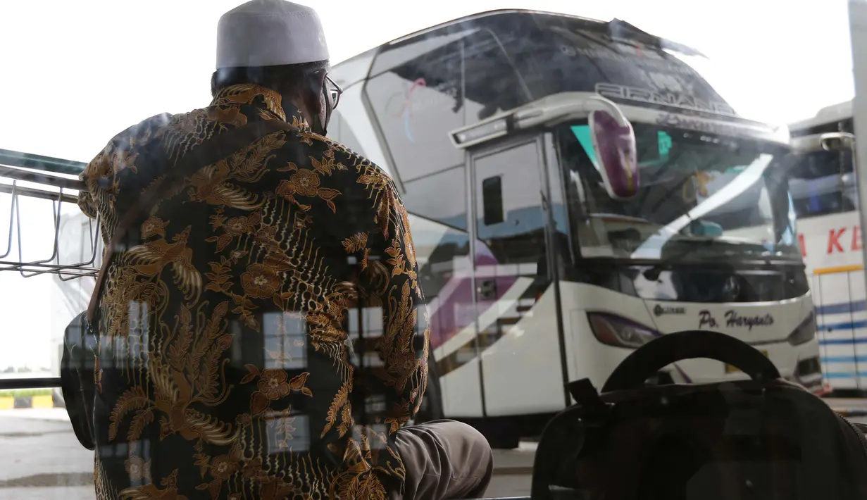 Calon penumpang menanti waktu keberangkatan bus Antar Kota Antar Provinsi di Terminal Bus Terpadu Pulo Gebang, Jakarta, Kamis (31/12/2020). Memasuki libur pergantian tahun sejumlah calon penumpang terus berdatangan di Terminal Bus Terpadu Pulo Gebang. (Liputan6.com/Helmi Fithriansyah)