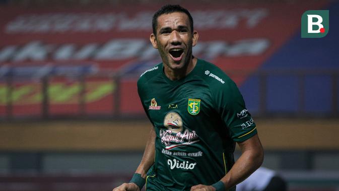 Jose Wilkson berhasil mencetak dua gol pada laga debutnya melawan Persikabo 1973. Ia juga terpilih menjadi starting terbaik pada pekan kedua BRI Liga 1 2021/2022. Penyerang asal Brasil tersebut telah mengoleksi tiga gol di seri pertama ini. (Bola.com/Bagaskara Lazuardi)