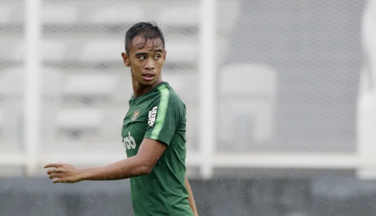 Pemain Timnas Indonesia U-22, Dallen Doke, saat latihan di Stadion Madya, Senayan, Senin (21/1). Pemain yang pernah merumput di Spanyol ini bertekad menembus skuat utama untuk tampil di Piala AFF U-22 2019. (Bola.com/M Iqbal Ichsan)