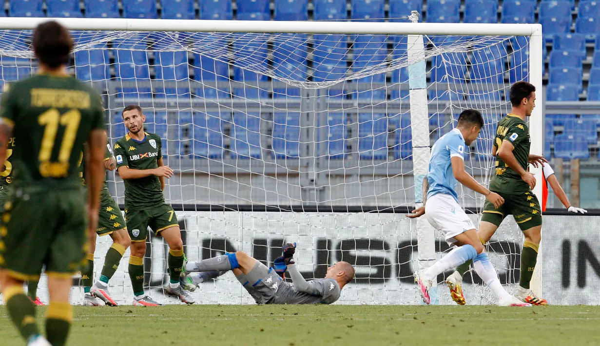 Gelandang Lazio, Joaquin Correa (kedua kanan) mencetak gol pertama untuk timnya ke gawang Brescia pada laga pekan ke-37 Liga Italia di Stadion Olimpico, Rabu (29/7/2020). Lazio menaklukkan tamunya Brescia dengan skor 2-0. (AP Photo/Riccardo De Luca)