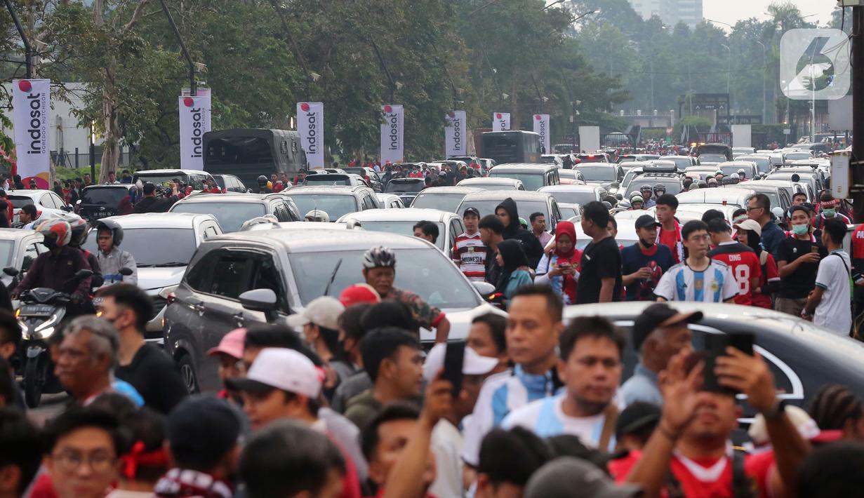 Meski sempat dilanda hujan, suporter tetap antusias untuk menyaksikan laga antara Timnas Indonesia vs Argentina. (Bola.com/M. Iqbal Ichsan)