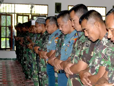 Citizen6, Surabaya: Komandan Pasmar-1 Brigjen TNI (Mar) Tommy Basari Natanegara hadiri Pondok Ramadhan di jajaran Pasmar-1. Diawali dengan sholat Dzuhur berjamaah di Masjid Al-Huda Karang Pilang, Surabaya. (Pengirim: Staf Intelijen Pasmar-1).