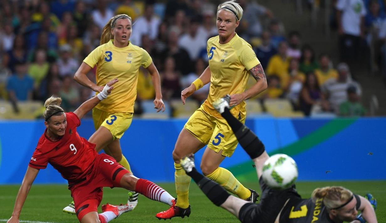 Striker Jerman, Alexandra Popp, berusaha mencetak gol ke gawang Swedia pada final sepak bola putri Olimpiade Rio 2016 di Stadion Maracana, Sabtu (20/8/2016). (AFP/Vanderlei Almeida)