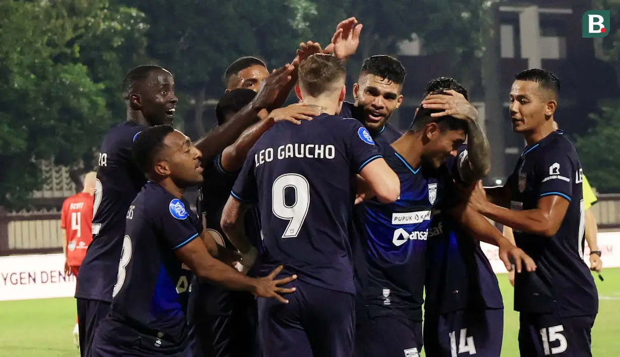 Para pemain Borneo FC merayakan gol yang dicetak oleh Leo Gaucho dalam laga perdana Liga 1 2024/2025 yang berlangsung di Stadion Sekolah Tinggi Ilmu Kepolisian (STIK), Jakarta Selatan, Senin (12/8/2024). (Bola.com/M Iqbal Ichsan)