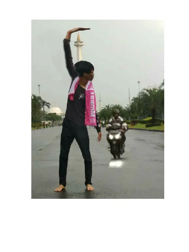 Minta Edit Foto Supaya Sentuh Monas, Hasilnya Justru Bikin Kita Ngakak Geli